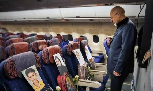 ‘ഈ യാത്രയിൽ എന്റെ കൂടെയുള്ളവർ ഇവരാണ്’; ചോരപുരണ്ട സ്കൂൾ ബാഗുകളും കുരുന്നുകളുടെ ചിത്രങ്ങളുമായി ഇറാൻ സംഘം, ലോകത്തെ കരയിച്ച് ‘മിനാബ് 168’