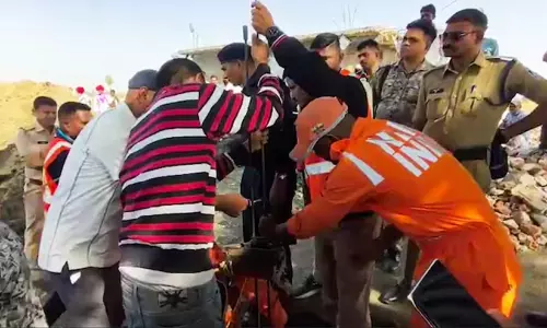 23 മണിക്കൂർ നീണ്ട രക്ഷാപ്രവർത്തനം വിഫലം; മധ്യപ്രദേശിൽ കുഴൽക്കിണറിൽവീണ രണ്ടരവയസ്സുകാരൻ മരിച്ചു