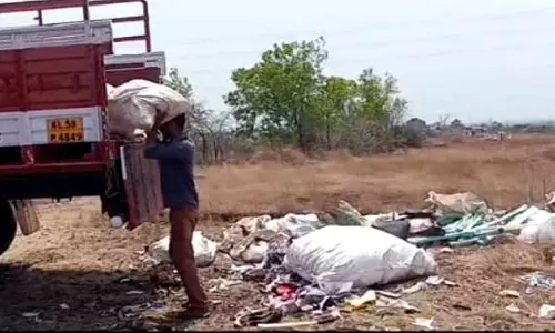 വാഹനത്തിൽനിന്ന് തള്ളിയ മാലിന്യം തിരിച്ചെടുപ്പിച്ച് നാട്ടുകാർ വാഹനത്തിൽനിന്ന് തള്ളിയ മാലിന്യം തിരിച്ചെടുപ്പിച്ച് നാട്ടുകാർ
