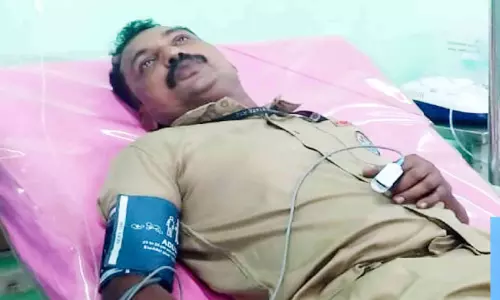 കടന്നലാക്രമണം മൺപാത്ര വിൽപനക്കാരിയെ രക്ഷിച്ച് കെ.എസ്.ആർ.ടി.സി ഡ്രൈവർ കടന്നലാക്രമണം മൺപാത്ര വിൽപനക്കാരിയെ രക്ഷിച്ച് കെ.എസ്.ആർ.ടി.സി ഡ്രൈവർ