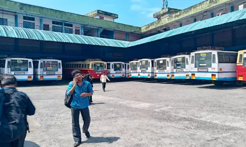 ബ​സു​ക​ൾ കു​റ​വ്; കെ.​എ​സ്.​ആ​ർ.​ടി.​സി യാ​ത്ര​ക്കാ​ർ വ​ല​ഞ്ഞു