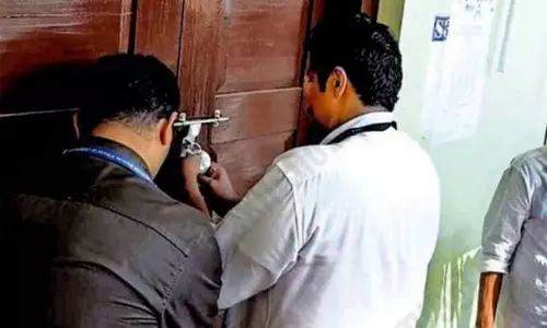 ‘താക്കോൽ പൂട്ടിൽ തന്നെ ഇരിക്കട്ടെ’; കേന്ദ്ര നിരീക്ഷകന്റെ കടുംപിടിത്തം, കോട്ടയത്ത് സ്ട്രോങ് റൂമിനെച്ചൊല്ലി സംഘർഷം ‘താക്കോൽ പൂട്ടിൽ തന്നെ ഇരിക്കട്ടെ’; കേന്ദ്ര നിരീക്ഷകന്റെ കടുംപിടിത്തം, കോട്ടയത്ത് സ്ട്രോങ് റൂമിനെച്ചൊല്ലി സംഘർഷം