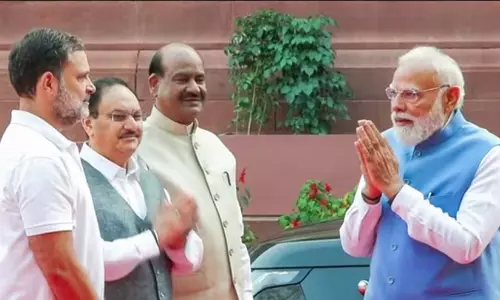 കൈകൂപ്പി അഭിവാദ്യം, പിന്നീട് സരസ സംഭാഷണം; രാഹുൽ ഗാന്ധിയുടെയും മോദിയുടെയും അപൂർവ വീഡിയോ!