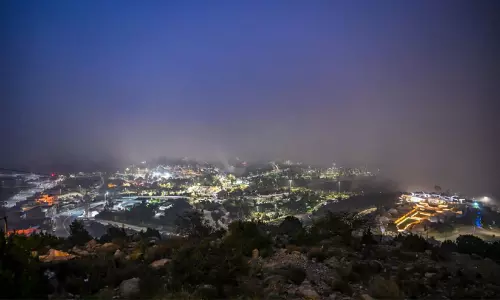 റഗ്ദാൻ കുന്നുകളെ പുൽകി മൂടൽമഞ്ഞ്; അൽ ബാഹയിൽ വിസ്മയക്കാഴ്ച