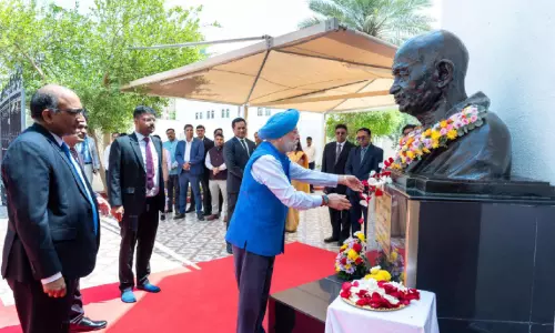 ഗാന്ധി പ്രതിമയിൽ ആദരവ് അർപ്പിച്ച് കേന്ദ്രമന്ത്രി