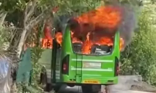 കോഴിക്കോട്ട് ഓടിക്കൊണ്ടിരുന്ന ബസ്സിന് തീപിടിച്ചു