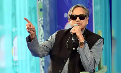 ‘വീട് കെട്ടിക്കൊണ്ടിരിക്കുകയാണ്, എന്തിനാണ് ഫർണീച്ചർ ഇപ്പോൾ മേടിക്കുന്നത്’- യു.ഡി.എഫ് മുഖ്യമന്ത്രി ചർച്ചയിൽ ശശി തരൂർ