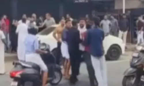 താമരശേരി കോടതിക്ക് മുന്നിൽ കൂട്ടത്തല്ല്: കാമുകന്റെ സുഹൃത്തുക്കളും പെൺകുട്ടിയുടെ ബന്ധുക്കളും തമ്മിലാണ് സംഘർഷമുണ്ടായത്