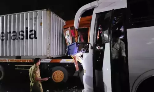 കോഴിക്കോട് ടൂറിസ്റ്റ് ബസും കണ്ടെയ്നർ ലോറിയും കൂട്ടിയിടിച്ച് അപകടം, 28 പേർക്ക് പരിക്കേറ്റു