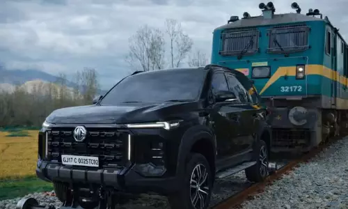 എം.ജി. മജസ്റ്റർ സുമ്മാവാ... 406.4 ടൺ ഭാരമുള്ള ട്രെയിൻ കെട്ടിവലിച്ച് ഗിന്നസ് വേൾഡ് റെക്കോർഡുമായി മജസ്റ്റർ എസ്.യു.വി -VIDEO