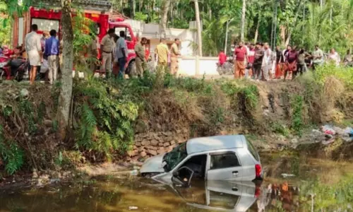 നിയന്ത്രണംവിട്ട കാർ തോട്ടിലേക്ക് മറിഞ്ഞു: വയോധികയും മകനും അത്ഭുതകരമായി രക്ഷപ്പെട്ടു നിയന്ത്രണംവിട്ട കാർ തോട്ടിലേക്ക് മറിഞ്ഞു: വയോധികയും മകനും അത്ഭുതകരമായി രക്ഷപ്പെട്ടു