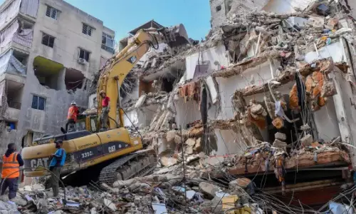 ലബനാനിൽ ഇസ്രായേൽ ആക്രമണത്തിൽ തകർന്ന കെട്ടിടങ്ങളിൽ തിരച്ചിൽ തുടരുന്നു ലബനാനിൽ ഇസ്രായേൽ ആക്രമണത്തിൽ തകർന്ന കെട്ടിടങ്ങളിൽ തിരച്ചിൽ തുടരുന്നു