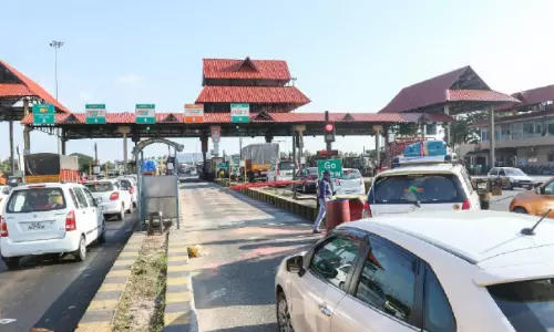 പാലിയേക്കര ടോൾ പ്ലാസയിൽ ഡിജിറ്റൽ പേയ്മെന്റ് നടപ്പായില്ല പാലിയേക്കര ടോൾ പ്ലാസയിൽ ഡിജിറ്റൽ പേയ്മെന്റ് നടപ്പായില്ല