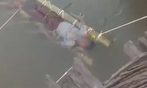 13 കാരന് പാമ്പു കടിയേറ്റു: മന്ത്രവാദിയുടെ നിർദേശപ്രകാരം രക്ഷിതാക്കൾ ഗംഗാ നദിയിൽ മുക്കി വെച്ചത് 12 മണിക്കൂർ, ചികിത്സ കിട്ടാതെ ദാരുണാന്ത്യം 13 കാരന് പാമ്പു കടിയേറ്റു: മന്ത്രവാദിയുടെ നിർദേശപ്രകാരം രക്ഷിതാക്കൾ ഗംഗാ നദിയിൽ മുക്കി വെച്ചത് 12 മണിക്കൂർ, ചികിത്സ കിട്ടാതെ ദാരുണാന്ത്യം