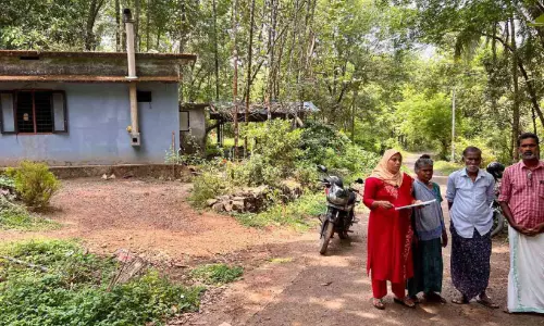 വോട്ട് ചെയ്തത് രണ്ടു കിലോമീറ്റർ നടന്ന് ചോക്കാട് നാൽപതു സെന്റിൽ; എന്നു വരും പോളിങ് ബൂത്ത്?