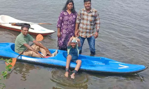 കൈകാലുകൾ ബന്ധിച്ച് കായൽ നീന്തിക്കടന്ന് പതിനൊന്നുകാരൻ