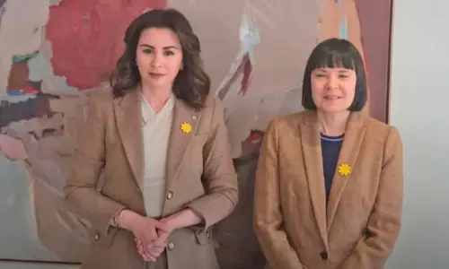 അൽ അർഫാജ് ധരിച്ച് അമേരിക്കയിലെ കുവൈത്ത് അംബാസഡർ