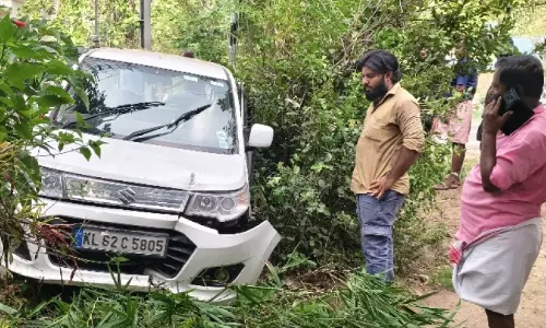 നിയന്ത്രണംവിട്ട കാർ വീട്ടുമുറ്റത്തേക്ക് ഇടിച്ചുകയറി