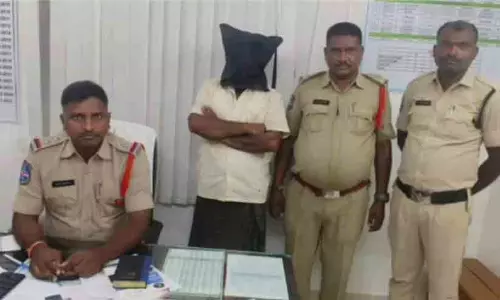 ഭാര്യ മടങ്ങിവന്നില്ല; വാതിലിൽ വൈദ്യുതി കമ്പി ബന്ധിപ്പിച്ച് അമ്മായിയമ്മയെ കൊല്ലാൻ ശ്രമം; യുവാവ് പിടിയിൽ