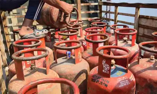 ഗാർഹിക സിലിണ്ടറുകൾ മറിച്ചുവിൽപന; ഹൈദരാബാദിൽ റീഫില്ലിങ് കേന്ദ്രത്തിൽ റെയ്ഡ്; ഒരാൾ പിടിയിൽ