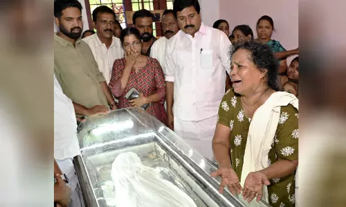 മകനെ നഷ്ടപ്പെട്ടവർ ഒരേ വീട്ടിൽ; അമ്മമാരുടെ കണ്ണീർ തോരുന്നില്ല