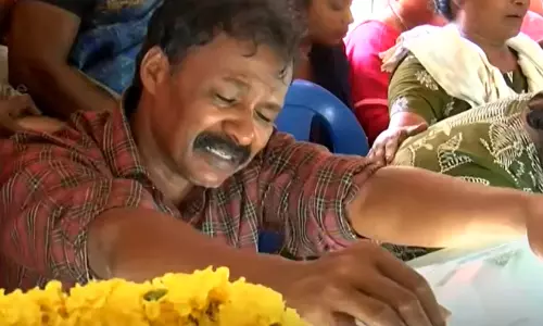 ‘എന്റെ തോളിൽ കൈയിട്ടാ നടക്കാറ്, എന്നെ ചതിക്കാൻ അവന് പറ്റില്ല, അവൻ ആത്മഹത്യ ചെയ്യില്ല’ -ഹൃദയം തകർന്ന് നിതിൻ രാജിന്റെ അച്ഛൻ