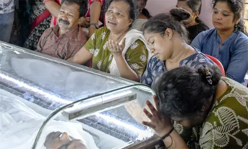 അഞ്ചരക്കണ്ടി മെഡി. കോളജ് ജാതിക്കൊല: പ്രതികൾക്കെതിരെ കൊലക്കുറ്റത്തിന് കേസെടുക്കണം - വെൽഫെയർ പാർട്ടി അഞ്ചരക്കണ്ടി മെഡി. കോളജ് ജാതിക്കൊല: പ്രതികൾക്കെതിരെ കൊലക്കുറ്റത്തിന് കേസെടുക്കണം - വെൽഫെയർ പാർട്ടി