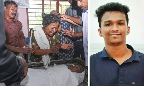 ‘ലോൺആപ്പിൽനിന്ന് പണമെടുത്തത് അമ്മയുടെ ചികിത്സക്ക്; കൂട്ടുകാരൊന്നും മൊഴി തരൂല്ല, കാരണം അവർ പഠിച്ച് ഡോക്ടറാവേണ്ടവരല്ലേ’ -നിതിൻ രാജിന്റെ അച്ഛൻ ‘ലോൺആപ്പിൽനിന്ന് പണമെടുത്തത് അമ്മയുടെ ചികിത്സക്ക്; കൂട്ടുകാരൊന്നും മൊഴി തരൂല്ല, കാരണം അവർ പഠിച്ച് ഡോക്ടറാവേണ്ടവരല്ലേ’ -നിതിൻ രാജിന്റെ അച്ഛൻ