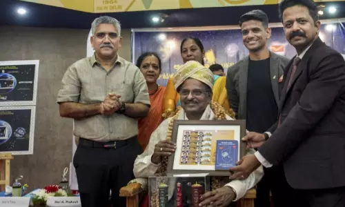 രണ്ട് ബഹിരാകാശ തപാൽ മുദ്രകൾ പുറത്തിറക്കി