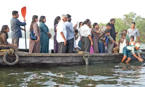 കൈകാലുകള് ബന്ധിച്ച് വേമ്പനാട്ടു കായല് നീന്തിക്കടന്ന് 11കാരൻ കൈകാലുകള് ബന്ധിച്ച് വേമ്പനാട്ടു കായല് നീന്തിക്കടന്ന് 11കാരൻ
