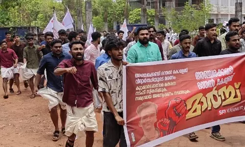 നിതിൻ രാജിന്റെ മരണം: പ്രതിഷേധവുമായി എസ്.എഫ്.ഐയും; ബാരിക്കേഡ് മറിച്ചിട്ടു, ജനൽ ചില്ലുകൾ അടിച്ചുതകർത്തു നിതിൻ രാജിന്റെ മരണം: പ്രതിഷേധവുമായി എസ്.എഫ്.ഐയും; ബാരിക്കേഡ് മറിച്ചിട്ടു, ജനൽ ചില്ലുകൾ അടിച്ചുതകർത്തു