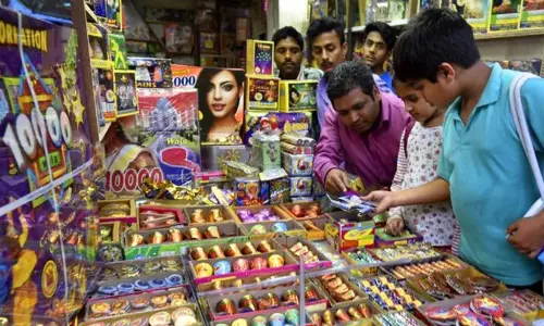 വിഷു പടിവാതിൽക്കൽ; വിസ്‌മയം തീര്‍ത്ത് പടക്ക വിപണി