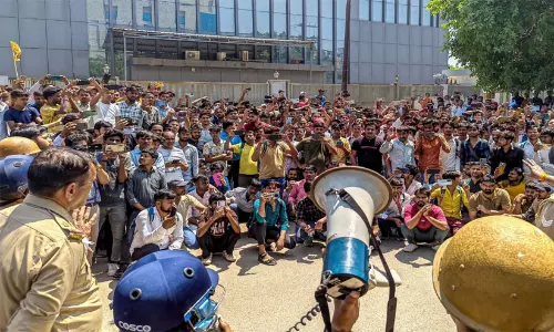 നോയിഡയിൽ ശമ്പള വർധനവ് ആവശ്യപ്പെട്ടുള്ള സമരത്തിൽ സംഘർഷം; വാഹനങ്ങൾക്ക് തീയിട്ടു, പൊലീസിന് കല്ലേറ്