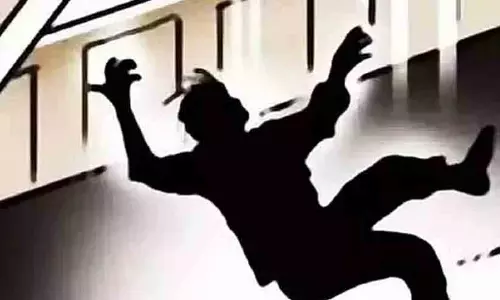 ചൂട് സഹിക്കാനാവാതെ ടെറസിൽ കിടന്നുറങ്ങി; സമീപത്തെ കെട്ടിടത്തിലേക്ക് വീണ് തൊഴിലാളിക്ക് പരിക്ക്