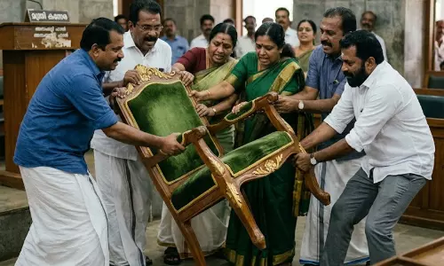 മന്ത്രിക്കസേര മോഹവുമായി കർണാടക എം.എൽ.എമാർ ഡൽഹിക്ക്; ഹൈക്കമാൻഡിന് മേൽ സമ്മർദം ശക്തമാക്കും മന്ത്രിക്കസേര മോഹവുമായി കർണാടക എം.എൽ.എമാർ ഡൽഹിക്ക്; ഹൈക്കമാൻഡിന് മേൽ സമ്മർദം ശക്തമാക്കും