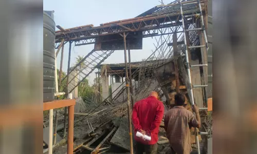 നിർമാണത്തിലിരിക്കുന്ന ഐ.എച്ച്.ആർ.ഡി കോളജ് കെട്ടിടത്തിന്റെ മേൽക്കൂര തകർന്നു വീണ് തൊഴിലാളിക്ക് പരിക്ക് നിർമാണത്തിലിരിക്കുന്ന ഐ.എച്ച്.ആർ.ഡി കോളജ് കെട്ടിടത്തിന്റെ മേൽക്കൂര തകർന്നു വീണ് തൊഴിലാളിക്ക് പരിക്ക്