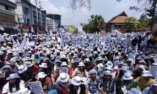 നഴ്സുമാരുടെ സമരം ഒത്തുതീർപ്പിലേക്ക്: ആറ് ആശുപത്രി മാനേജ്മെന്റുകളുമായി യു.എൻ.എ ധാരണയായി നഴ്സുമാരുടെ സമരം ഒത്തുതീർപ്പിലേക്ക്: ആറ് ആശുപത്രി മാനേജ്മെന്റുകളുമായി യു.എൻ.എ ധാരണയായി