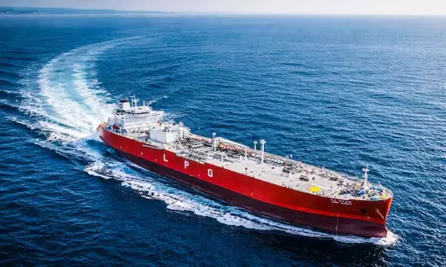 രണ്ട് സൂപ്പർ എണ്ണ ടാങ്കറുകൾ തീരത്തെത്തി; ഏഴു വർഷത്തിനുശേഷം ഇന്ത്യയിൽ ഇറാൻ എണ്ണ രണ്ട് സൂപ്പർ എണ്ണ ടാങ്കറുകൾ തീരത്തെത്തി; ഏഴു വർഷത്തിനുശേഷം ഇന്ത്യയിൽ ഇറാൻ എണ്ണ