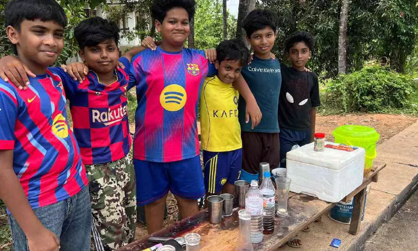 കുലുക്കി സർബത്തും കൈയടക്കി കുട്ടിക്കച്ചവടക്കാർ കുലുക്കി സർബത്തും കൈയടക്കി കുട്ടിക്കച്ചവടക്കാർ