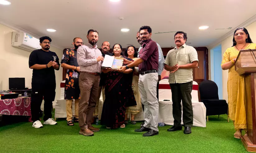 ഡോ. ടെസ്സി റോണിയുടെ കവിതാ സമാഹാരം ‘വരളുന്ന ഹൃദയഭൂമിക’ പ്രകാശനം ചെയ്തു ഡോ. ടെസ്സി റോണിയുടെ കവിതാ സമാഹാരം ‘വരളുന്ന ഹൃദയഭൂമിക’ പ്രകാശനം ചെയ്തു