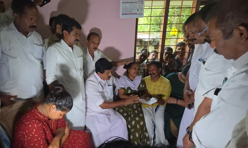 നിതിന് രാജിന്റെ കുടുംബത്തിന് വീട്; ആദ്യ ഗഡുവായി കോൺഗ്രസ് അഞ്ചുലക്ഷം കൈമാറി; വീട് നിർമിച്ചു നൽകുമെന്ന് സി.പി.എമ്മും നിതിന് രാജിന്റെ കുടുംബത്തിന് വീട്; ആദ്യ ഗഡുവായി കോൺഗ്രസ് അഞ്ചുലക്ഷം കൈമാറി; വീട് നിർമിച്ചു നൽകുമെന്ന് സി.പി.എമ്മും