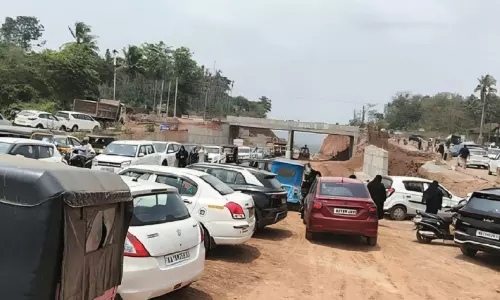 ദേശീയ പാതയിൽ ഗതാഗത തടസ്സം: ഓഡിറ്റോറിയം ഉടമകൾക്കെതിരെ കേസ്