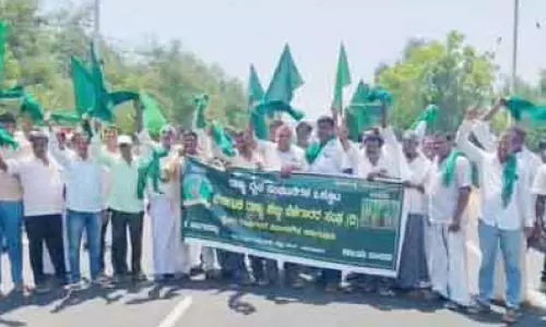 ബന്ദിപ്പൂർ രാത്രി ഗതാഗതം, നിലമ്പൂർ റെയിൽപാത പ്രസ്താവന; പ്രിയങ്ക ഗാന്ധി എം.പിക്കെതിരെ പ്രതിഷേധം