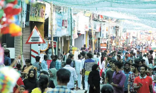 വിഷുത്തിരക്കിലമർന്ന് നഗരം; സജീവമായി വിപണി
