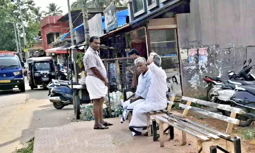 ബസ് കാത്തിരിപ്പ് കേന്ദ്രത്തിലെ മേൽക്കൂര   പുനഃസ്ഥാപിച്ചില്ല; യാത്രക്കാർ പൊരിവെയിലിൽ