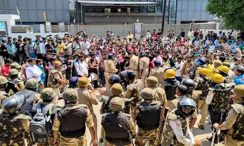 വേതനവർധന ആവശ്യപ്പെട്ട് നോയിഡയിൽ തൊഴിലാളി പ്രക്ഷോഭം: 300 പേർ അറസ്റ്റിൽ, പാക് ബന്ധമോ?