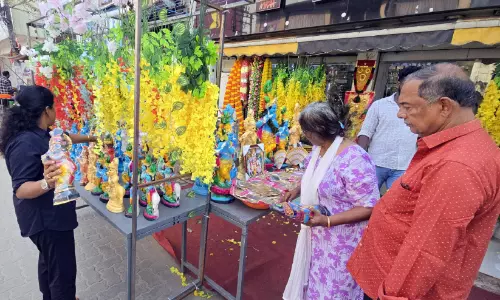 വിഷുക്കണിയിലേക്ക്​ മിഴിതുറന്നു; ആഘോഷം നാളെ