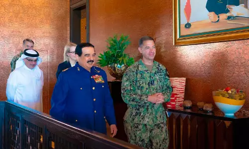 ഹമദ് രാജാവും കിരീടാവകാശിയും യു.എസ് കമാൻഡറുമായി കൂടിക്കാഴ്ച നടത്തി ഹമദ് രാജാവും കിരീടാവകാശിയും യു.എസ് കമാൻഡറുമായി കൂടിക്കാഴ്ച നടത്തി