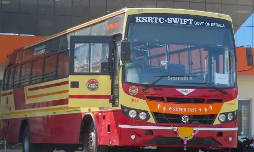 യാത്രക്കിടെ ഛർദിക്കാനിറങ്ങി: അമ്മയെയും മകനെയും കാത്തുനിൽക്കാതെ കെ.എസ്.ആർ.ടി.സി ബസ് പോയതായി പരാതി