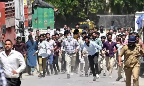 നോയിഡ: സമരം ശക്തമാവുന്നു; 350ലേറെ അറസ്റ്റ്, വേതന വർധന പ്രഖ്യാപിച്ച് സർക്കാർ